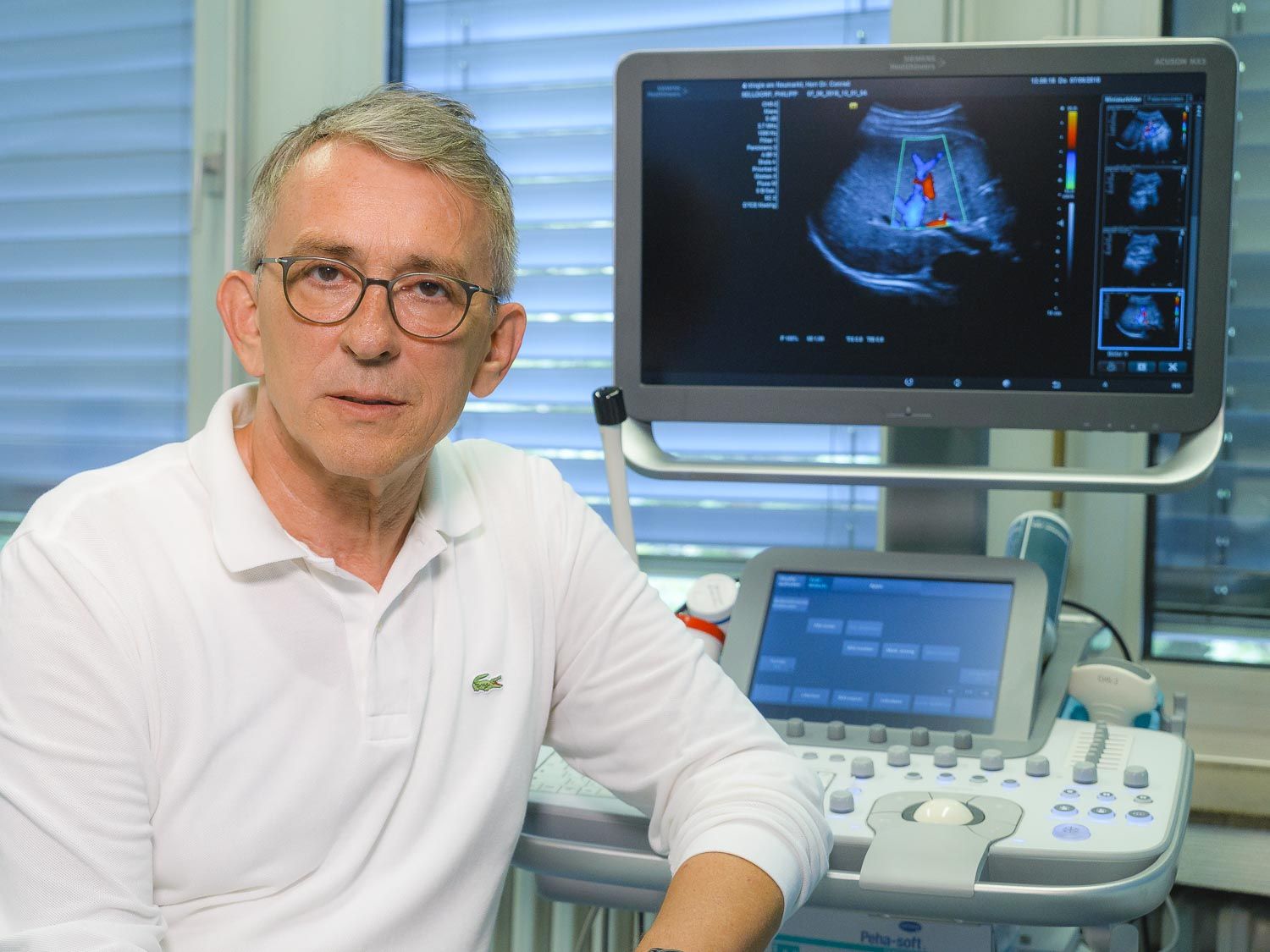 Dr. Conrad sítzt an seinem Ultraschallgerät