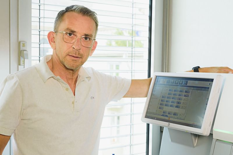 Dr. Frank Conrad, Urologe und Männerarzt, in seinem Digitallabor für Hormon- und Blutanalysen